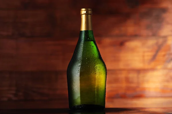 Garrafa de vinho verde com mel — Fotografia de Stock