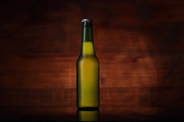 Pequena garrafa verde com cerveja — Fotografia de Stock