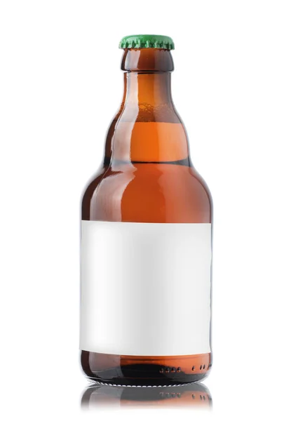 Piccola bottiglia marrone con birra e un'etichetta — Foto Stock