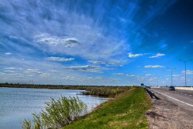 Göl ve yaz gökyüzüne Tyumen şehir Rusya yakınındaki yolda