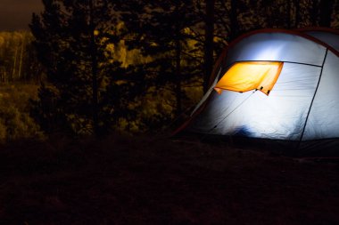 Tura Nehri yakınında şehir Tyumen bulunan Batı Sibirya, Rusya üzerinde bir ormanda kamp