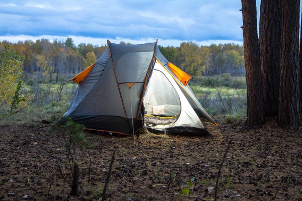 Camping Dans Une Forêt Sur Rive Rivière Tura Près Ville — Photo