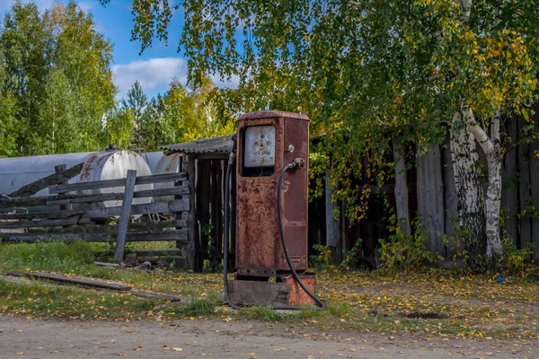 放棄されたガソリン スタンド近く 市のチュメニに位置し ロシアの西シベリア — ストック写真