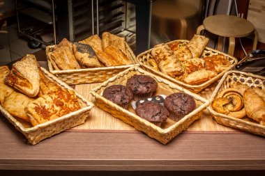 Pastane Dükkanı penceresinde