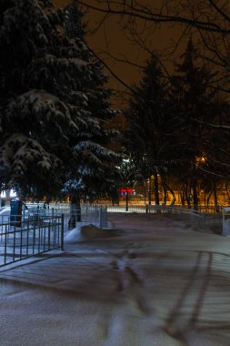 Tyumen sokaklarında karlı kış gecesi