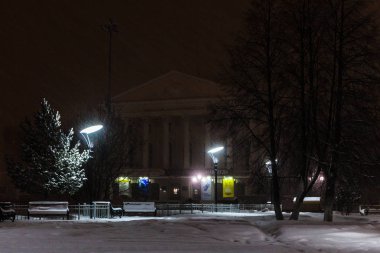 Tyumen sokaklarında karlı kış gecesi