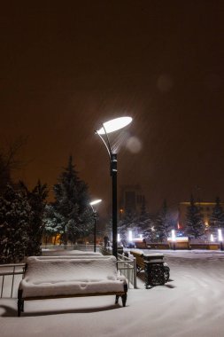 Tyumen sokaklarında karlı kış gecesi