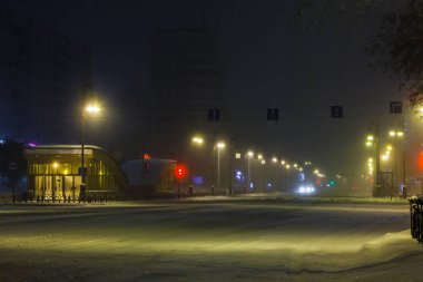 Tyumen sokaklarında karlı kış gecesi