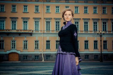 Eski şehirde eski bir elbise giymiş kız