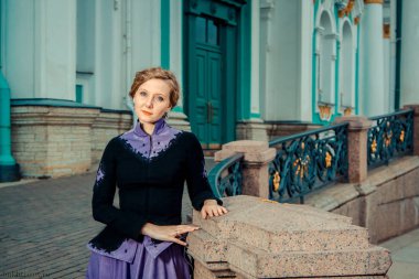 Eski şehirde eski bir elbise giymiş kız