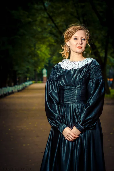 Chica Vestida Con Vestido Viejo Casco Antiguo —  Fotos de Stock