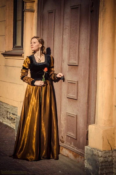 Ragazza Vestita Con Vecchio Vestito Nella Città Vecchia — Foto Stock