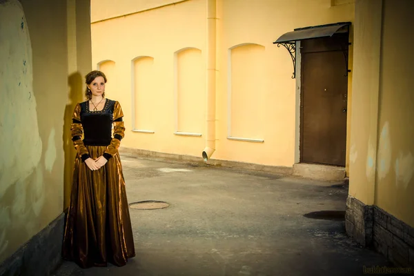 Girl Dressed Old Dress Old Town — Stock Photo, Image