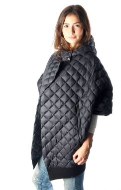 Genç izole kadın modeli gülümseme rahat