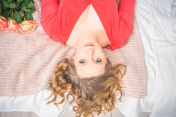 Hamile kadın parlak bir odada Kırmızı elbiseli