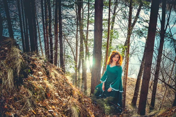 Ormandaki bir tarihi içinde genç kadın