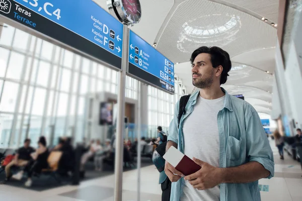 The guy at the airport waiting for departure, looking schedule. — Stock Photo, Image