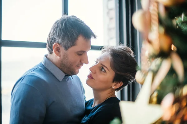 Retrato de família perto da árvore de Natal. Casal amoroso casal no vestido de abeto . — Fotografia de Stock