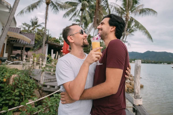 Jonge Homo Koppel Met Cocktails Kerstmutsen Oceaan Een Tropisch Eiland — Stockfoto