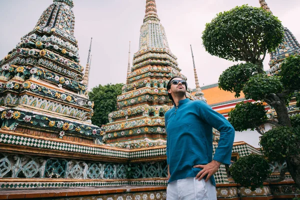 Turista masculino en un templo budista . —  Fotos de Stock