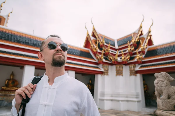 Мужской турист в буддийском храме . — стоковое фото