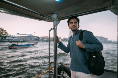 Şehirde nehirde yüzen genç bir adam..