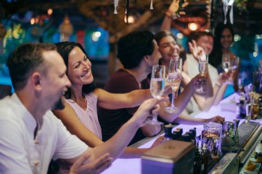 Arkadaşlar yeni yılı barın arkasındaki barda kutluyor..