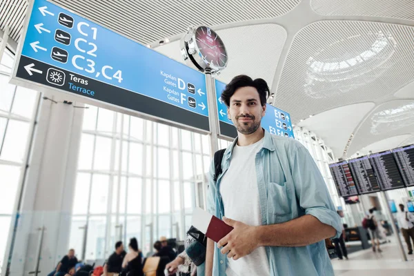 The guy at the airport waiting for departure, looking schedule. — Stock Photo, Image
