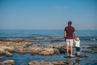 Baba ve küçük bir oğlu deniz kenarında seyahat ediyor..