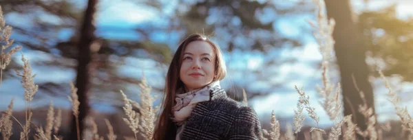 Portret van het meisje in zonnige herfstdag in het bos — Stockfoto