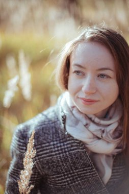 Ormanda güneşli bir günde bir kızın portresi..