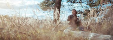 Güneşli bir günde güzel kız ormanda. 