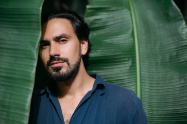 Büyük muz yapraklı bir adamın kavramsal portresi..