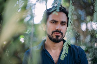 Yeşil yapraklı bir adamın kavramsal portresi..