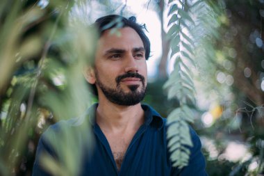 Yeşil yapraklı bir adamın kavramsal portresi..