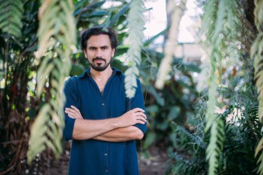 Yeşil yapraklı bir adamın kavramsal portresi..