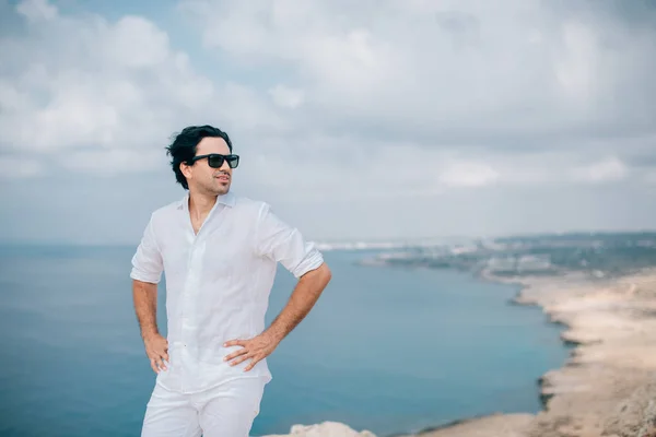 A man on the rocks overlooking the sea — ストック写真