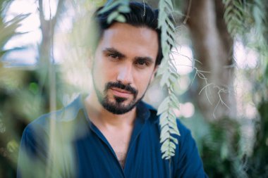 Yeşil yapraklı bir adamın kavramsal portresi..