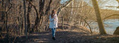 Gün batımında erken baharda söğüt dalları olan bir kızın portresi. Close. Çiçek açan söğüt ile güneşte açık havada Genç kadın