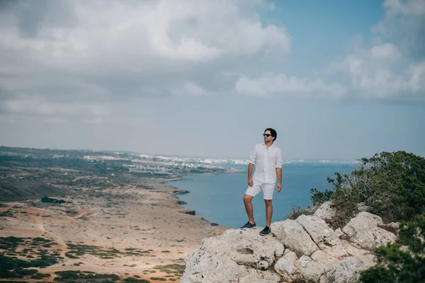 Hombre Las Rocas Con Vistas Mar Chico Guapo Con Ropa —  Fotos de Stock