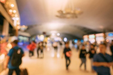 Havaalanının kalkış terminalinin bulanık görüntüsü. Görüntü arkaplan özeti için bulanıklaştırılmış ve uluslararası havaalanındaki insanların yazıları için resimleme yapılabilir