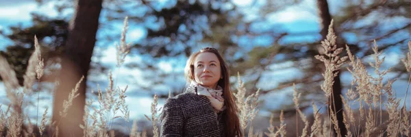 Joven Mujer Hermosa Fondo Del Bosque Otoño Retrato Niña Otoño —  Fotos de Stock