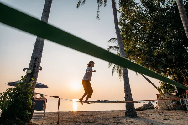 Dziewczyna Idzie Slackline Zachodzie Słońca Tropikalnej Plaży Młoda Kobieta Ćwiczy — Zdjęcie stockowe