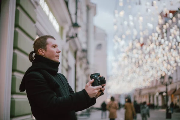 Homem Com Uma Câmera Fotografa Rua Cidade Velha Inverno Fotógrafo — Fotografia de Stock