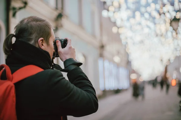 Elinde Kamera Olan Bir Adam Kışın Eski Şehrin Caddesini Fotoğraflıyor — Stok fotoğraf