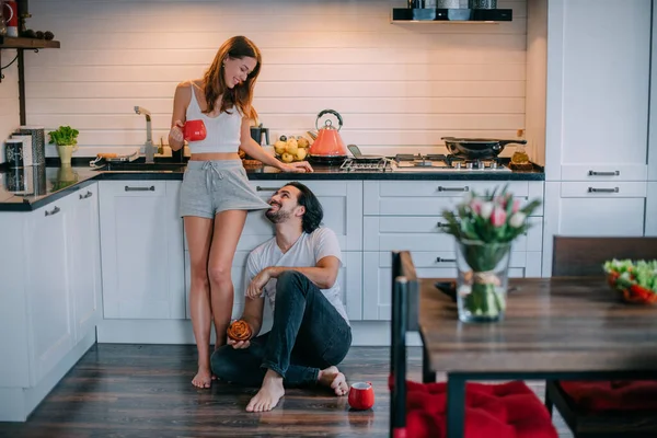 Junges Liebespaar Morgens Der Heimischen Küche Mann Und Frau Frühstücken — Stockfoto