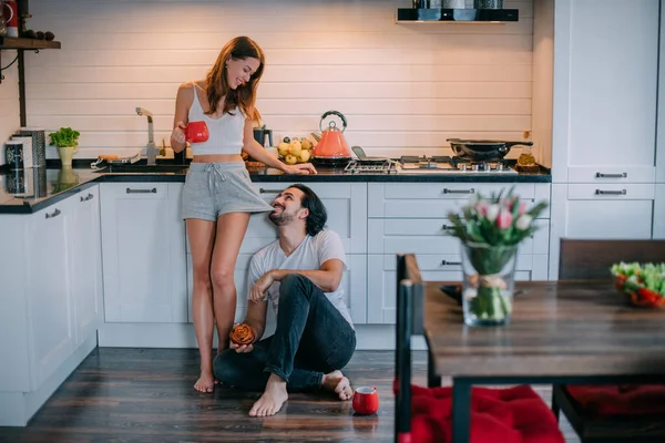 Jovem Casal Amoroso Manhã Cozinha Casa Homem Mulher Têm Divertido — Fotografia de Stock