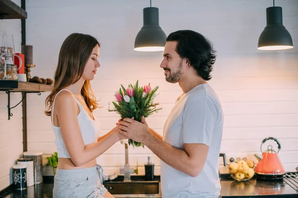 Dia Internacional Mulher Casal Jovem Manhã Cozinha Casa Homem Uma — Fotografia de Stock