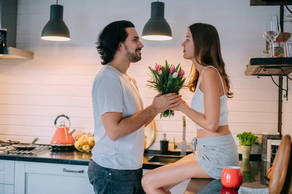 Dia Internacional Mulher Casal Jovem Manhã Cozinha Casa Homem Uma — Fotografia de Stock