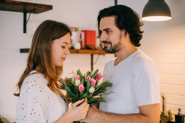 Dia Internacional Mulher Casal Jovem Manhã Cozinha Casa Homem Uma — Fotografia de Stock